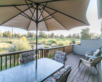 Updated Eagle Crest Townhouse with resort amenities. Family friendly. Pond view! - Redmond - Balcony