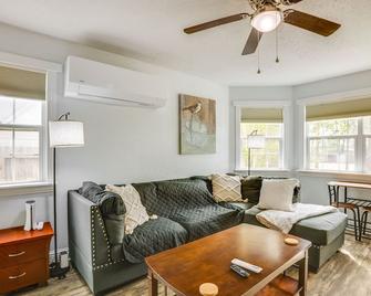 Charming Conroe Studio about 14 Mi to Lake Conroe! - Conroe - Living room
