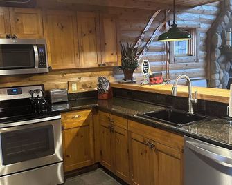 Boyne Mountain Cabin 839- perfect for year-round fun! - Boyne City - Kitchen