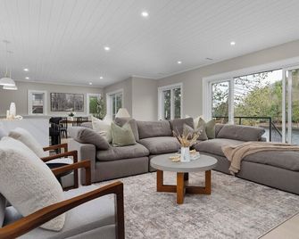 charming riverside retreat - Huntsville