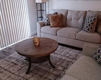 Comfortable and Tranquil - Fort Wright - Living room