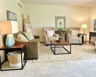 Sunlit Maple Inn-Rest Awaits You - Hutchinson - Вітальня