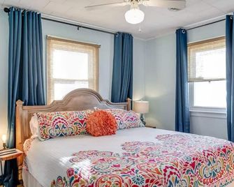 Adorable Beach Box, Very short walk to the beach Access! - Kill Devil Hills - Bedroom