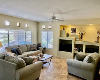 STEPS From the Pool! Relax in your Comfy Pool-side Condo! - Oro Valley - Living room