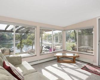 Hidden Gem on the Shore 20 Mi from U of M Football! - Brighton - Living room