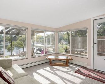 Lake Cabin w/Dock + Kayaks Near Ann Arbor - Brighton - Sala de estar