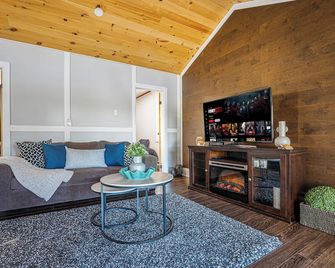 Rustic Lakefront Cottage with Fire Pit & Scenic Views - Brechin - Living room