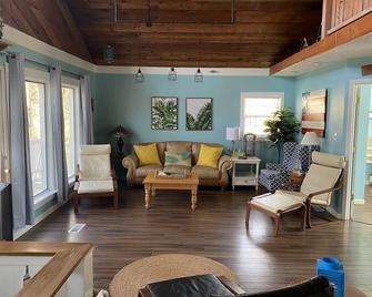 Lake house in Pirate's Cove (Pet friendly) with large outdoor entertainment area - Hardin - Sala de estar