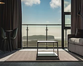 بلاك بيتش سويتس - فيك - شرفة