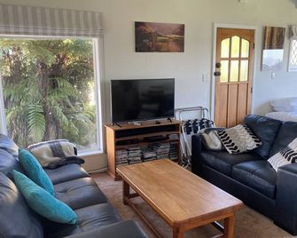 Karapiro Family Cottage, 1 of 3 in a country garden bordering a native reserve - Tirau - Living room