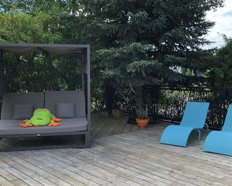 River Rock Retreat - Family & Groups - Southern Alberta, Turner Valley, Alberta - Turner Valley - Patio