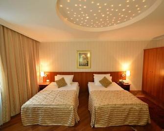 Hotel Karpos - Skopje - Schlafzimmer