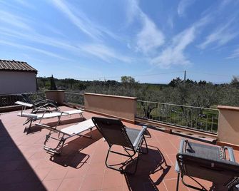 Romantic Tuscan villa with comfort, 3 double rooms, air conditioning, wifi, pool, sea, flush - Montescudaio - Balcón