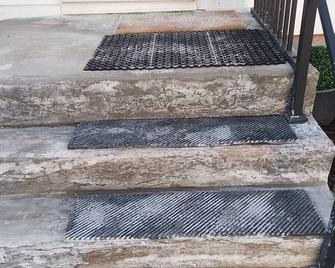 Cozy Queen bed for travellers and workers in Rocky Mountain House area - Rocky Mountain House - Stairs