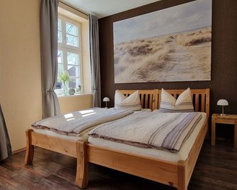 Lovingly furnished apartment in a quiet location with a beautiful garden near the beach - Wustrow (Darss) - Schlafzimmer