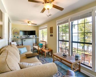 Jefferson Vacation Rental on Lake O the Pines! - Jefferson - Living room