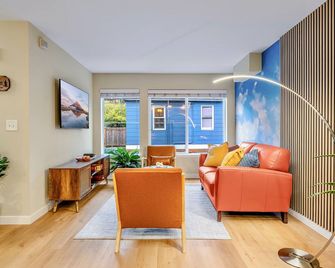 Emerald Sahalee, the Pacific Northwest Experience. Walk Score 99 & AC - Seattle - Living room