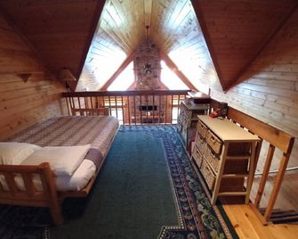 Stunning log home with a rental pontoon on a quiet sunlit bay. Check it out! - Grantsburg - Habitación