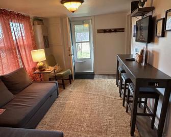 A quiet cottage in a historic town, near boating, fishing, dining and nightlife - Williamson - Living room