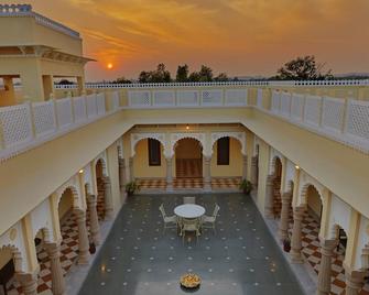Pratap Niwas-A Heritage Resort - Dhariyawad - Varanda
