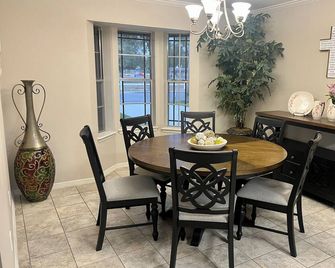 Spacious 3br/2ba Home – Near Airport & La Plaza Mall, Perfect For Families! - McAllen - Comedor