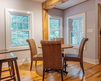 Chic Farmhouse Woodstock Saugerties Skiing Hits - Saugerties - Dining room