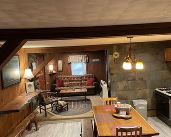 Cozy Cabin Near Cook Forest and Clear Creek State Parks - Sigel - Living room