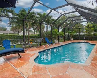 Three Bedroom Pool Home with Modern Interior Design - Coral Springs - Pool