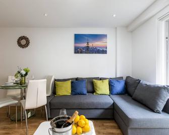 Skyvillion Tower Points - Enfield - Living room