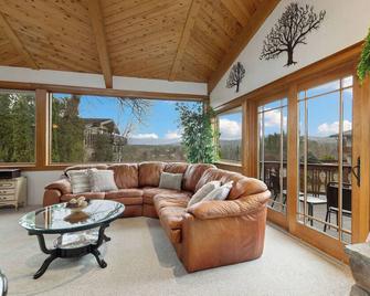 The Devlin - Lake Placid - Living room