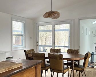 Serene and private house on Copake Lake. Perfect for all year around. - Hillsdale - Dining room