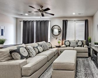 The Penthouse at The Ledges - Saint George - Living room