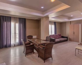 ديبلومات سويتس - باكو - غرفة معيشة