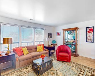 Hazel Eyes - Nipomo - Living room