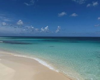 Beachside Studio with Car - Cockburn Town - Playa