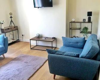 Flaxman Avenue - Lovely 4 bed home, 30 mins from York City Centre, Free superfast Wi-fi, Free on-street parking - York - Living room
