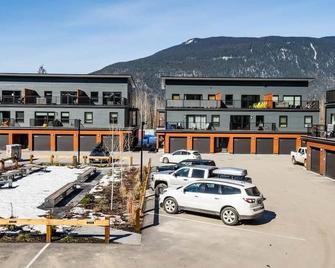 Reved Up & Out - Remarkable Two Bedroom Condo - Revelstoke - Outdoors view