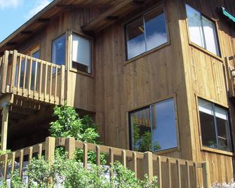 Frank's Place: Classic Inverness Home with Bay Views, Hot Tub - Point Reyes Station - Building