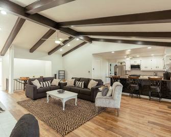 4 Bedroom + 3.5 Bathroom Greers Ferry Lakefront Home in Heber Springs! - Heber Springs - Sala de estar
