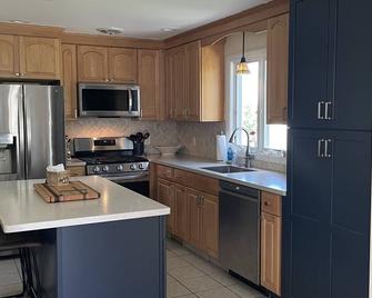 Lordship cape, sleeps 6-8, walk to beach, 7 min drive to Amphitheater - Stratford - Cocina