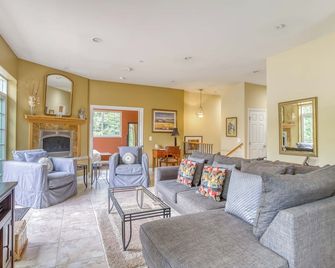 Secluded Arcadia Beach Villa has 3 Bedroom Suites, Privacy and Gathering Spaces! - Cannon Beach - Wohnzimmer