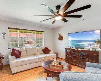 Pet-Friendly 3BR Retreat with Office, King Bed, Fenced Yard & Walk-In Shower - Rancho Cordova - Olohuone