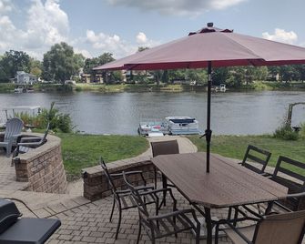 Water Way a Kankakee River Getaway 5-star property is ready for your arrival! - Kankakee - Patio