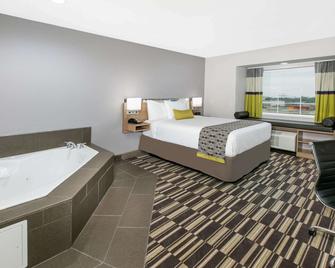 Microtel Inn and Suites by Wyndham Lubbock - Lubbock - Bedroom