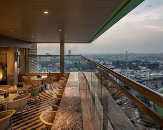 Holiday Inn Bengaluru Racecourse By IHG - Bangalore - Balcón