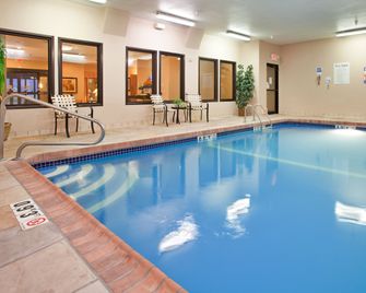 Holiday Inn Express & Suites Kansas City-Liberty (Hwy 152) by IHG - Kansas City - Alberca