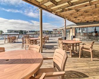 Walk to Beach Hilton Head Condo with Balcony - Hilton Head Island - Restaurant