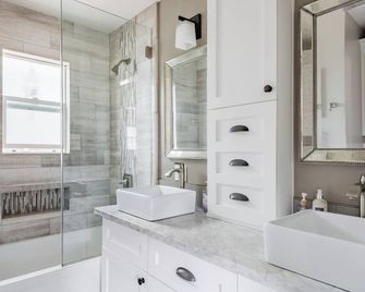 Contemporary Boutique Bungalow - San Luis Obispo - Bathroom
