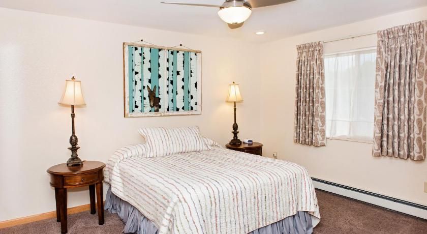 Bedroom view of Red Wing Motel