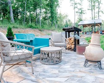 Charming Pet-Friendly Cabin with Stunning Mountain Views in Chattanooga, Tennessee - Chattanooga - Patio